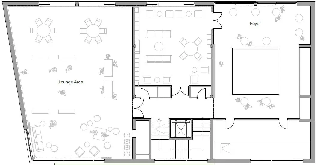 Seminarraum Lounge Der Grundriss zeigt links einen Aufenthaltsbereich mit Tischen, Stühlen und Sofas, rechts einen zentralen Raum mit verschiedenen Sitzgelegenheiten und ein Foyer mit Tischen und Stühlen; Eingang und Treppenhaus am unteren Rand.